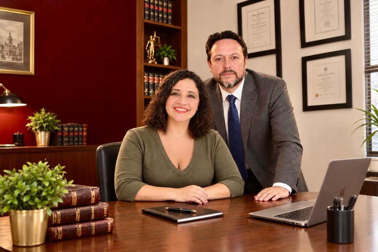 Equipo de C&H Asociados en su oficina